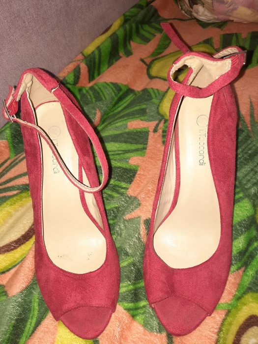 Продам женские туфли