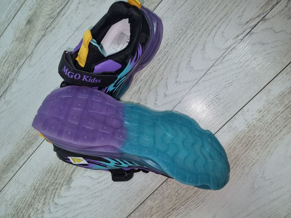 Vând adidași cu lumini în talpă, NOI,  mărimea 36, 22 cm interior