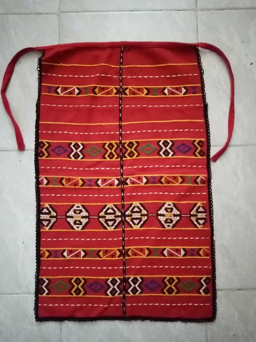 Женска народна носия-престилка и пищимал.