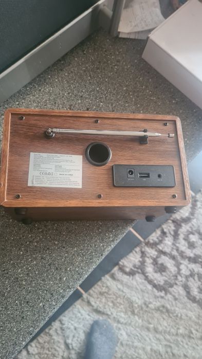 Radio retro nou, cu telecomandă.