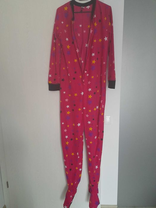 Salopeta de casa din polar cu botosei