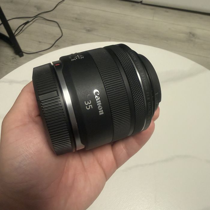 Canon RF 35mm f/1.8 Macro IS STM