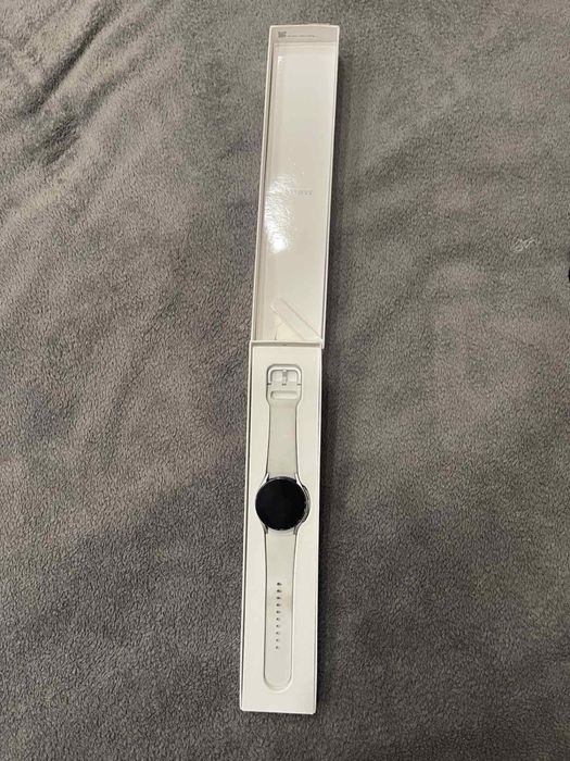 Samsung Galaxy Watch 4 бял, почти не ползван