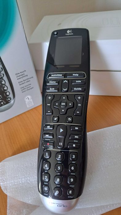 Telecomanda universala Logitech Harmony One Plus, stare perfecta functional si estetic