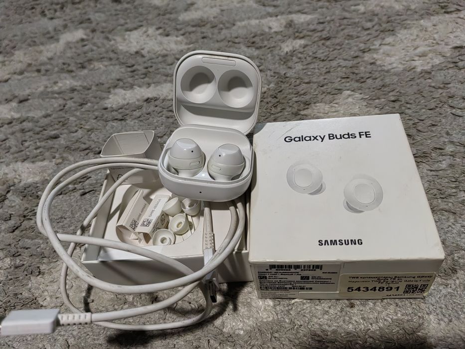 Galaxy Buds FE наушники.
