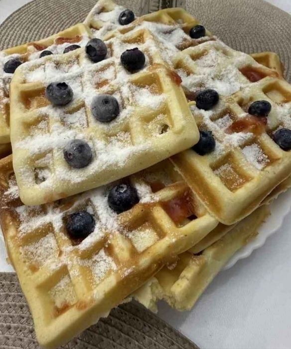 Пышные вафли в шеколаде и ягодах, а так же блинчики.