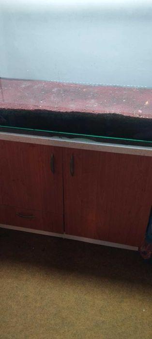 Продавам аквариум с шкаф и осветление