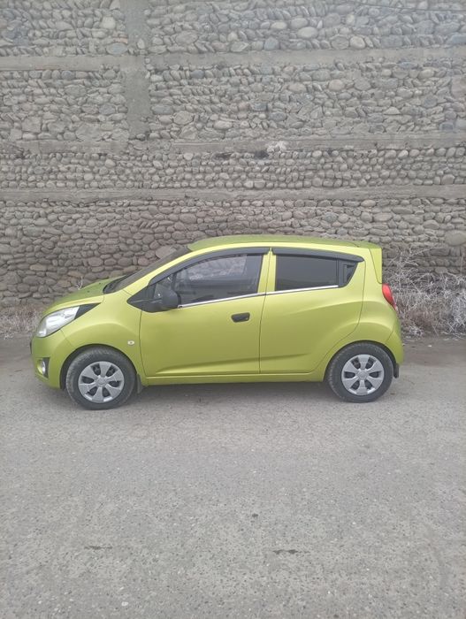 Машина спарк салатовий