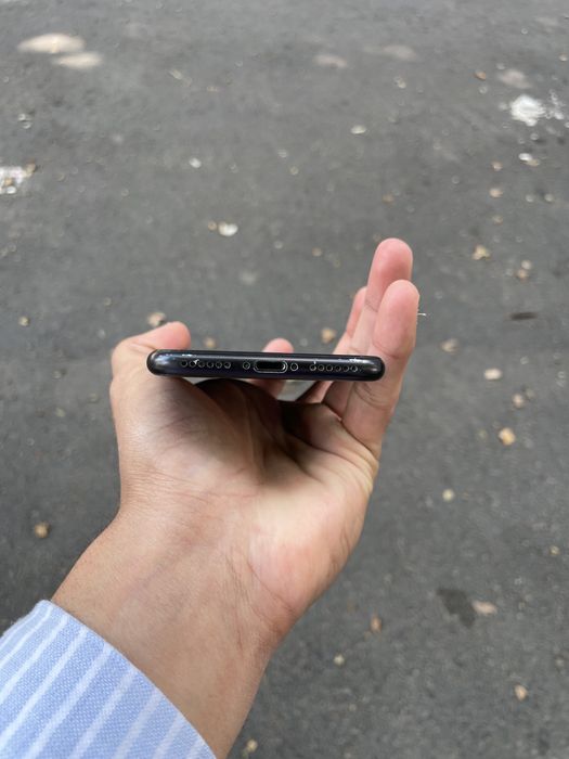 iPhone SE 2020    .