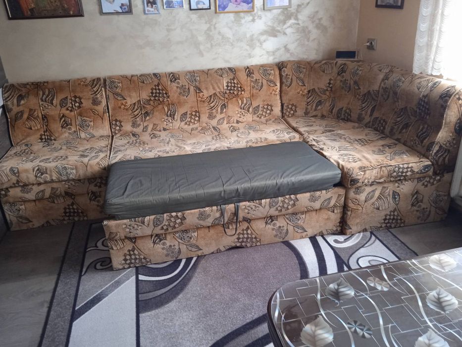 Трапезарен диван