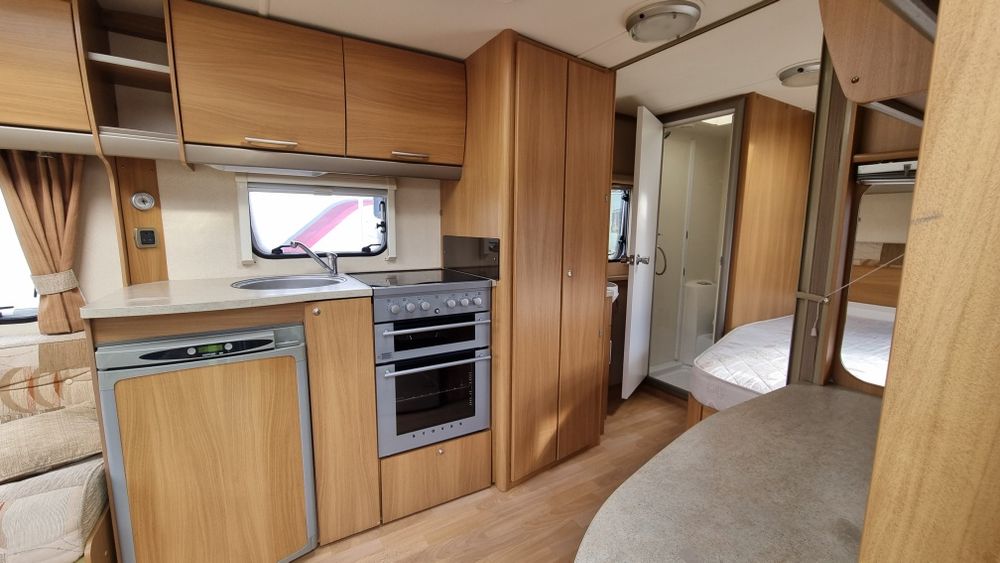 Rulota Swift Charisma 555, 2009, 2 zone, Pat matrimonial, Off camping, boiler gaz