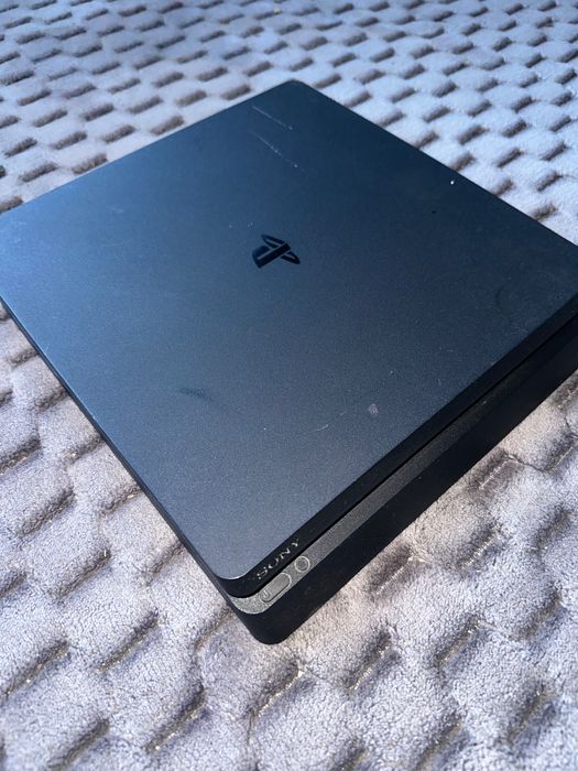 PS4 с два контролера и 3 игри