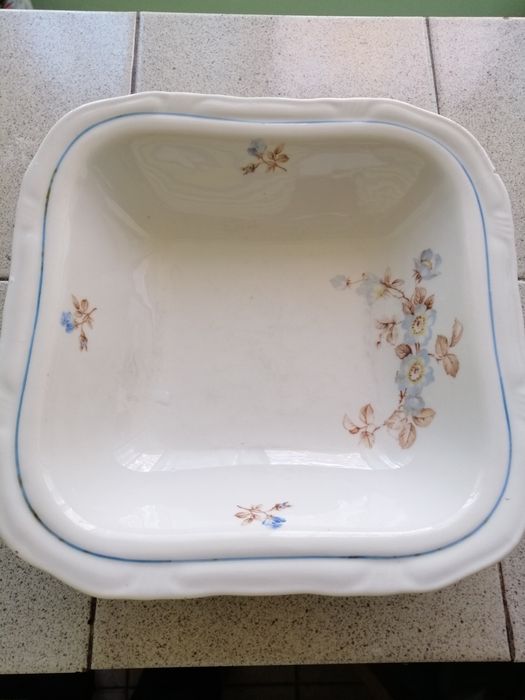 Голяма порцеланова купа. Чинии. Стъклени чаши.