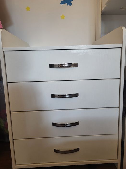 Бебешко легло и скрин с място за повивалник