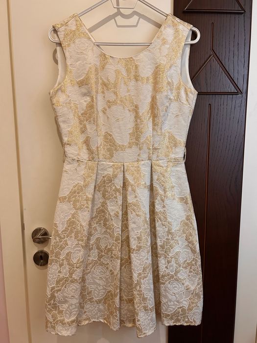 Дамска рокля в златисто на бели рози