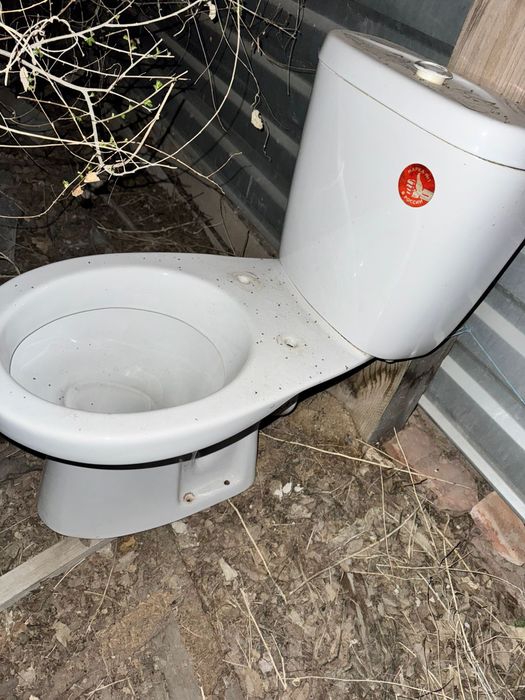 Унитаз в полностью рабочем состояние