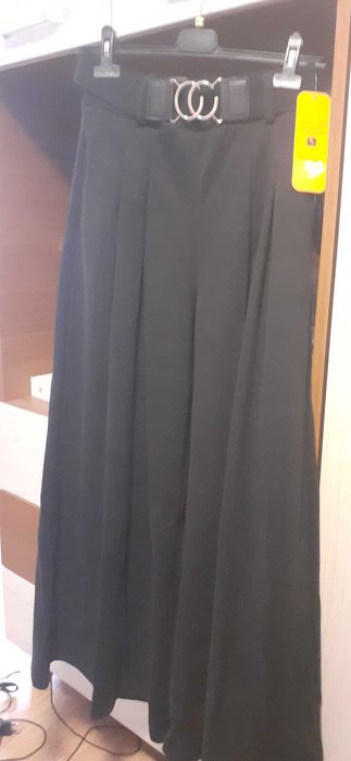 Pantaloni largi, cu buzunare