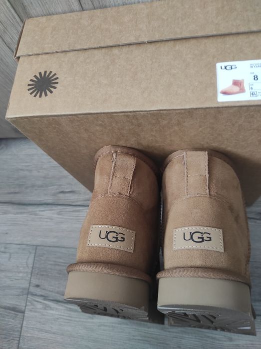 Vând UGG marime 38