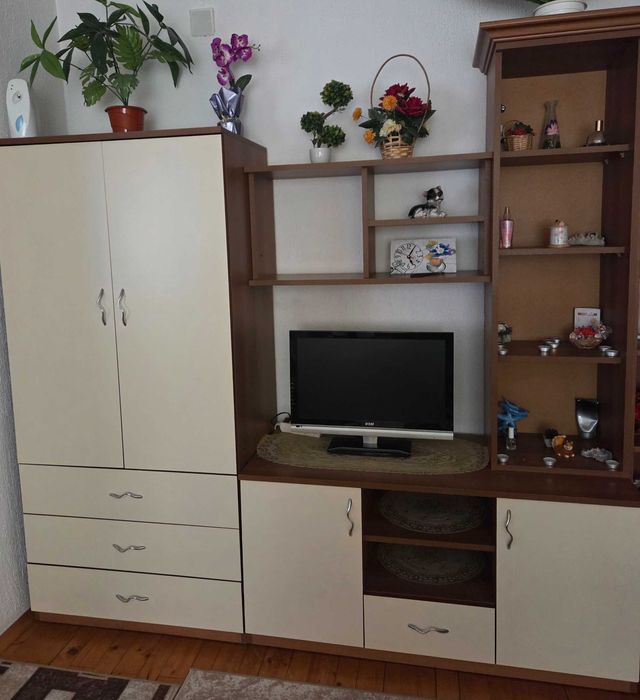 Хол с маса и секции