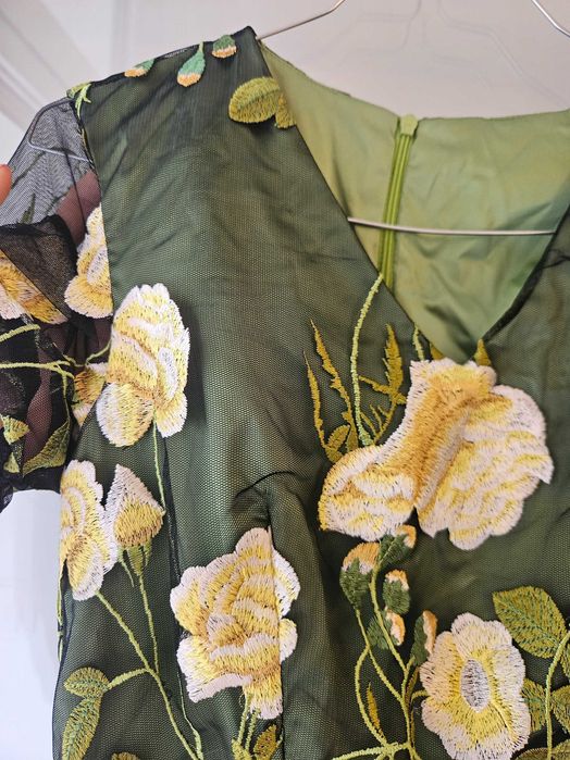 Стилна рокля, носена веднъж по повод