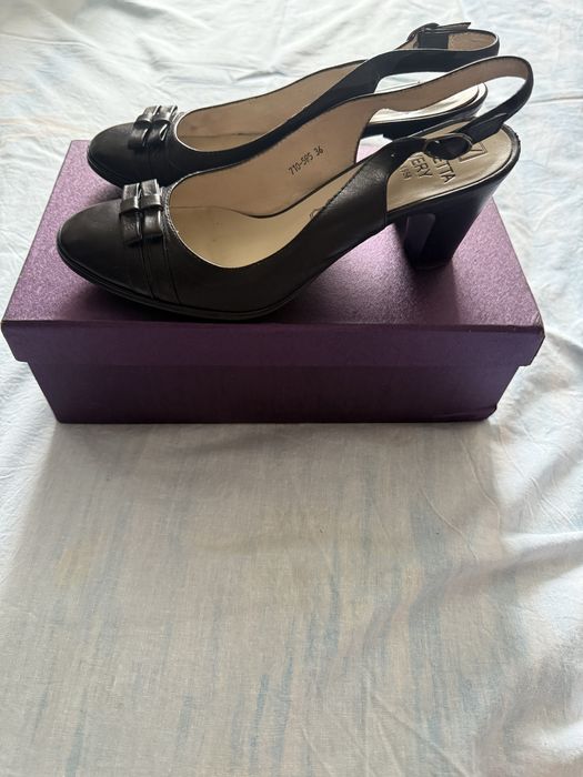 Продам кожанные босоножки