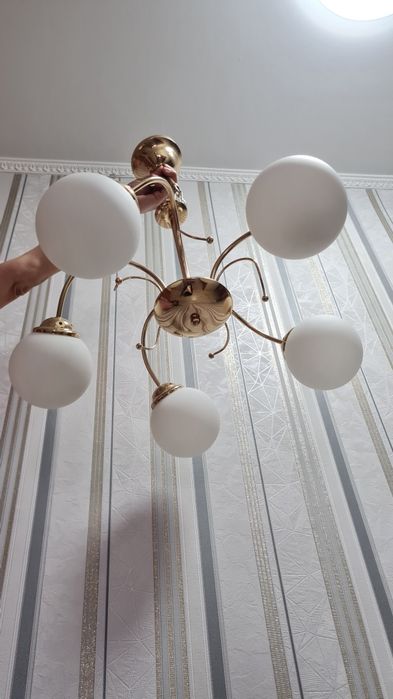 Продам красивую белую люстру