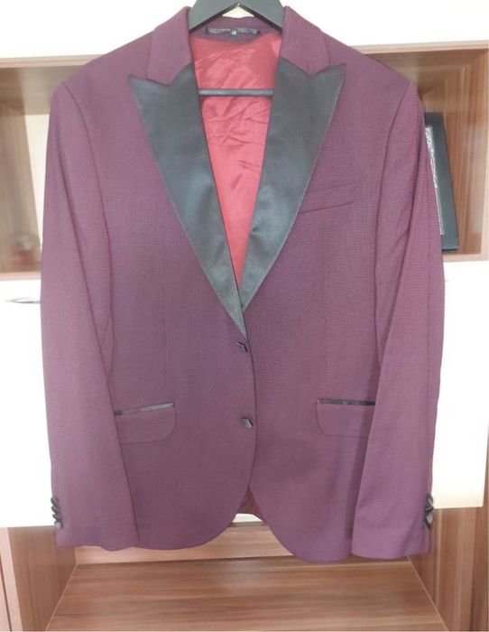 Costum visiniu pentru eveniment