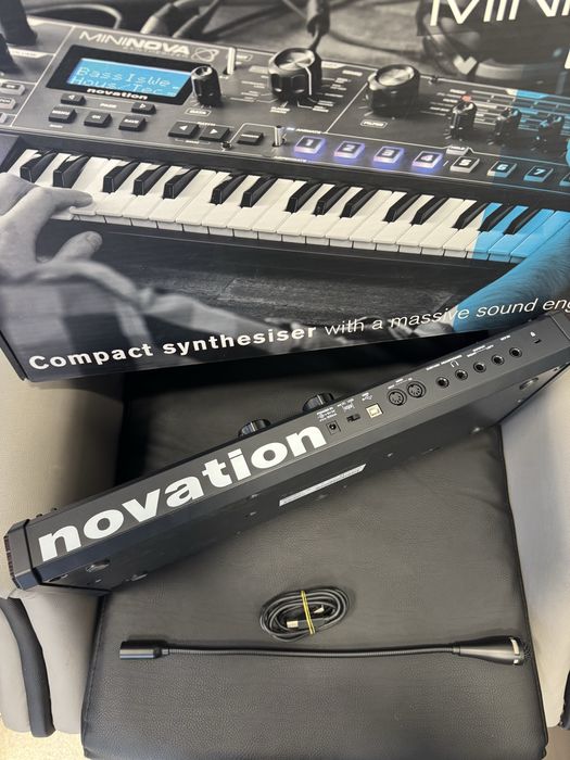 Продавам синтезатор Novation - MiniNova