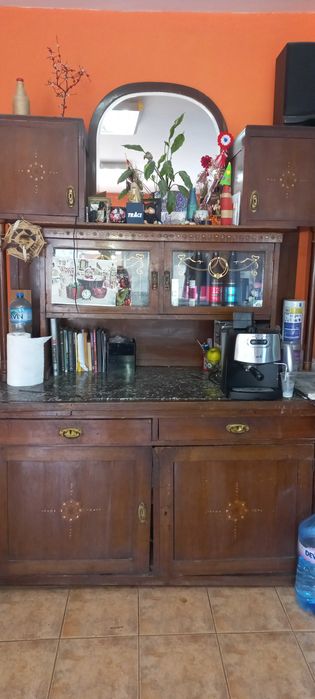 Стар бюфет, дърво