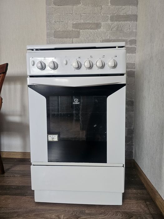 Продам газовую плиту Indesit