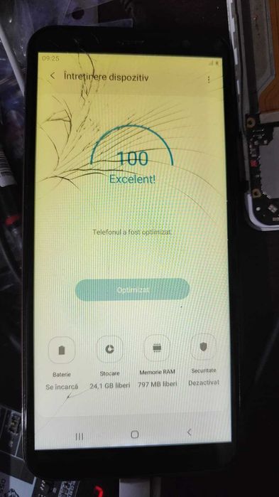 j4 plus cu display fisurat si afiseaza galbui
