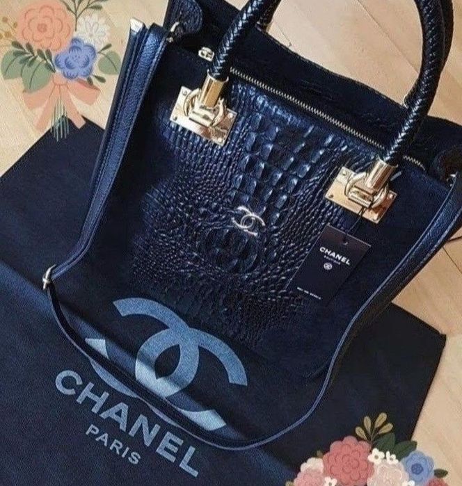 Geanta piele naturala, insertii model croco si piele întoarsă, curea detasabila umăr, logo metalic, saculet, etichetă