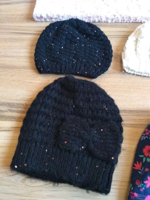 Лот от зимни шапки