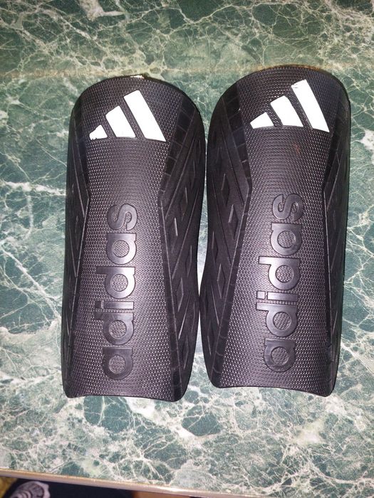 Apărătoare tibie pentru sportivi (Adidas)