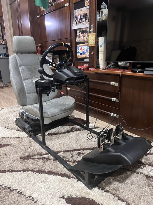 Продавам волан logitech g29 със стойка.