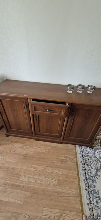 Продам сервант (витрина) с тумбой.