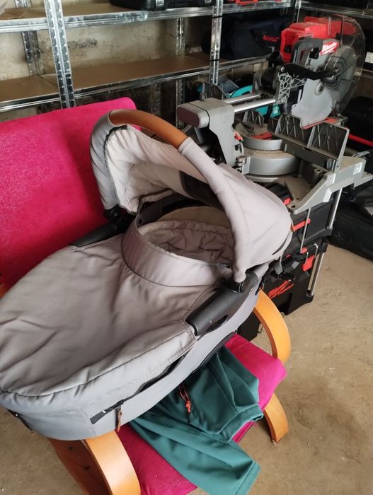 Продавам Детска количка с три аксесоара към нея