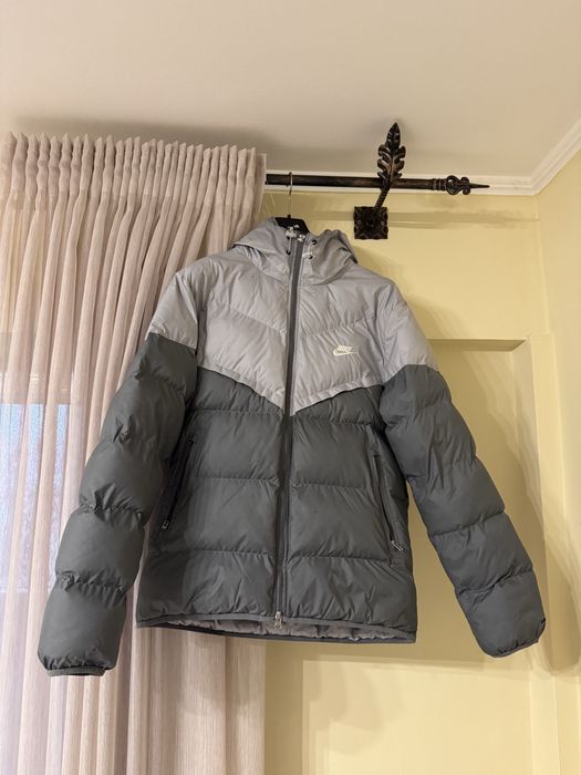 Geacă Nike puffer cu glugă – ideală pentru sezonul rece