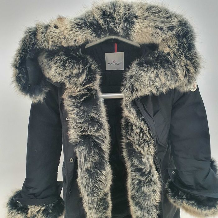 Geaca dama m o n c l e r  accesorizata cu blana naturala! M/L - oferta