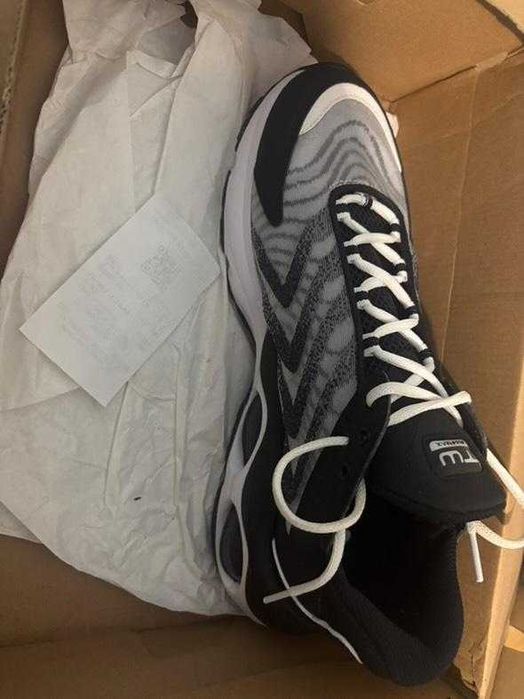 Маратонки Nike чисто нови просто при поръчката е объркан номера .