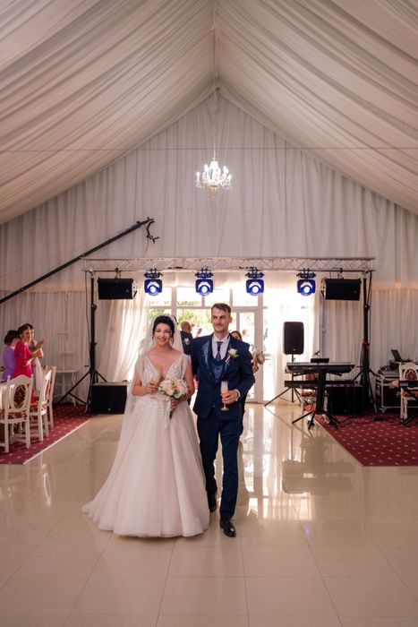 Vand rochie de mireasa!