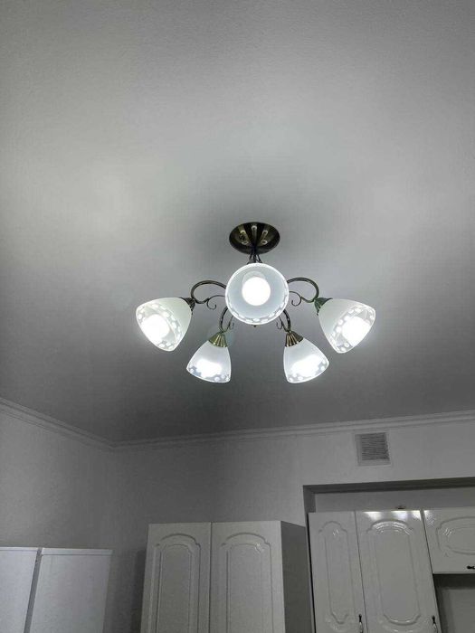 Продам комплект люстр