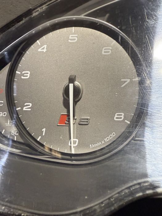 Километраж скоростомер за audi S8 D4