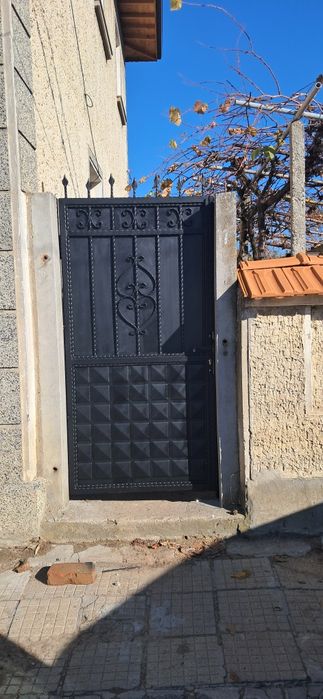Продавам рафт за стена