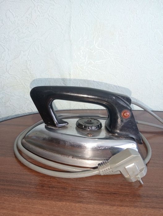 Продам рабочий советский утюг