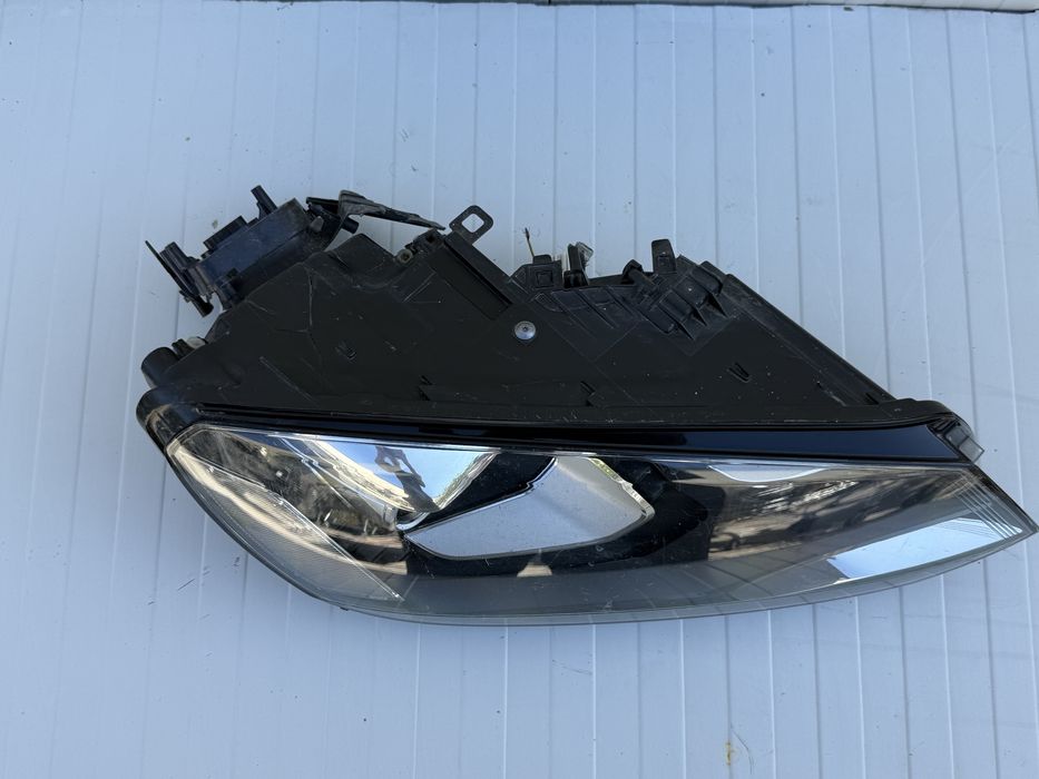 Far dreapta VW Touareg bi-xenon adaptiv original Cod 7P1941034