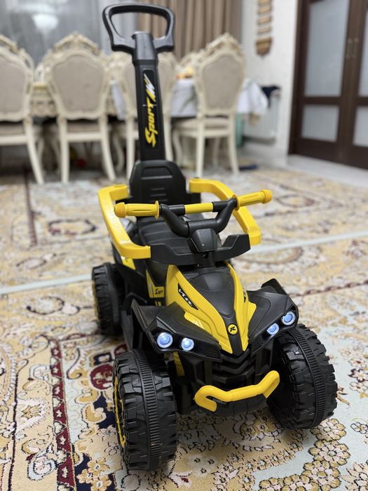 Продам машинку детскую