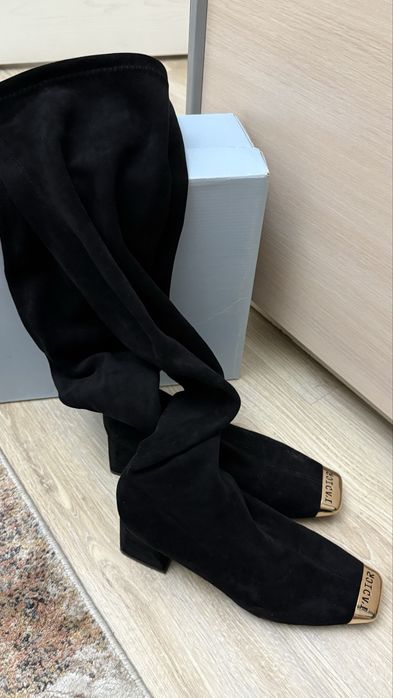 женская обувь.