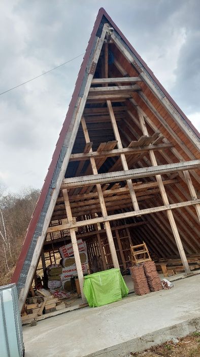 Execut case din lemn și pe structură  ușoară