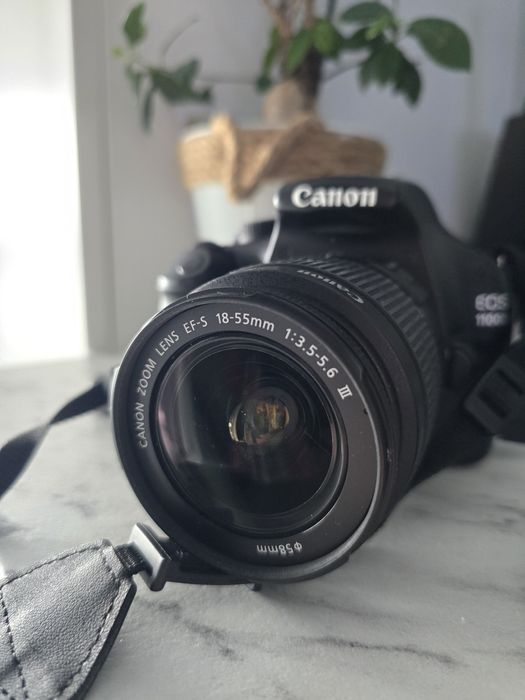 Aparat foto Canon EOS 1100D + Obiectiv 18-55mm + Geantă (Stare Excelen
